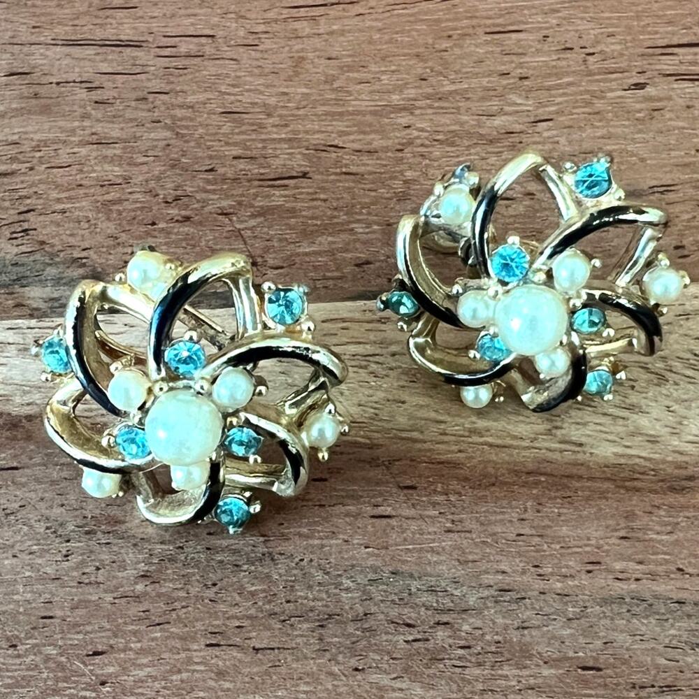 vintage mid-century gold-tone clip-on earrings faux pearl MCM 60's Floral